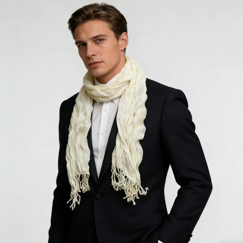 Ein cremefarbener, texturierter Strickschal mit fransigen Enden, geeignet als weißer, geknitterter Schal mit sommerlicher Textur.