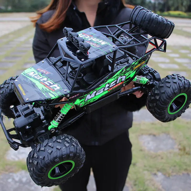 Camion teledirigido RC todoterreno 4WD de alta velocidad en negro y verde neón, tipo crawler, con neumáticos resistentes, chasis con marco visible y componentes detallados de suspensión.