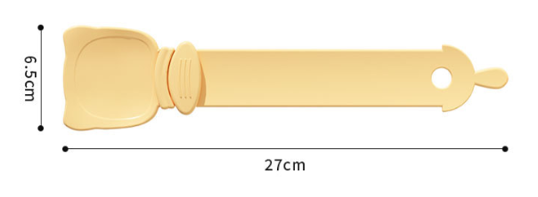 Une spatule extrudeuse pour friandises pour chat en silicone beige, avec une tête arrondie en forme de cuillère et un long manche comportant une boucle intégrée pour la suspension.