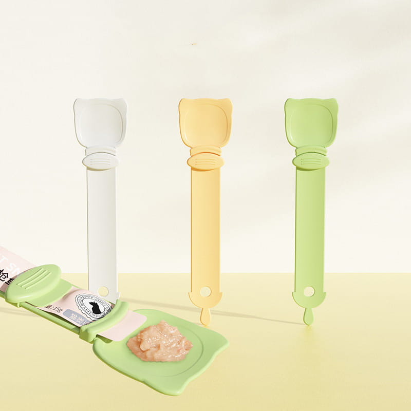 Lot de trois cuillères d’alimentation en silicone en forme de chat, aux couleurs pastel, en blanc, jaune pâle et vert clair, pour l’utilisation comme extrudeuse de friandises pour chat et comme ensemble de cuillères en silicone pour aliments pour animaux.