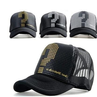 Casquette de camionneur noire avec un motif en or à pointillés représentant un point d’interrogation et un dos en filet blanc.