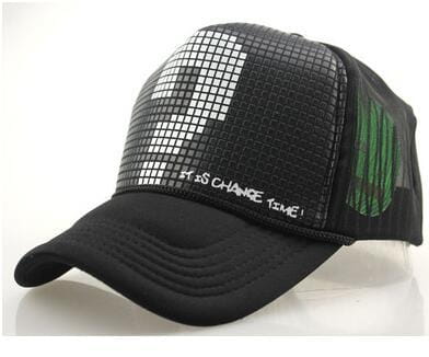 Casquette de camionneur noire avec un dos en filet comportant un « s » audacieux en points pixelisés blancs à l’avant et des bandes verticales vertes sur le côté, le tout dans un style de casquette de camionneur noire et blanche avec un point d’interrogation en pixel.