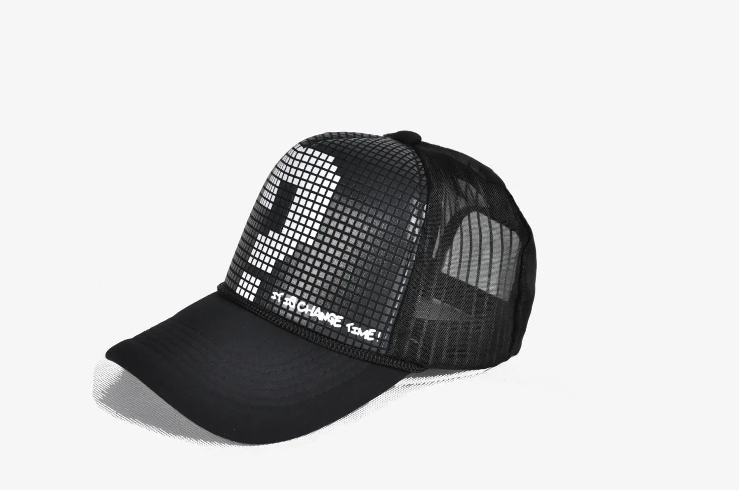 Casquette de camionneur noire présentant un motif en points pixelisés blancs représentant un point d’interrogation et le texte « change love » imprimé en dessous.