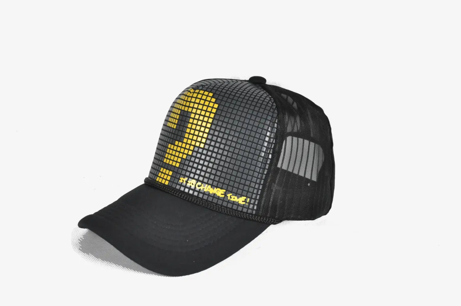 Casquette de camionneur noire présentant un point d’interrogation jaune en points pixelisés et, par hasard, uniquement du texte à l’avant dans un design noir et blanc.