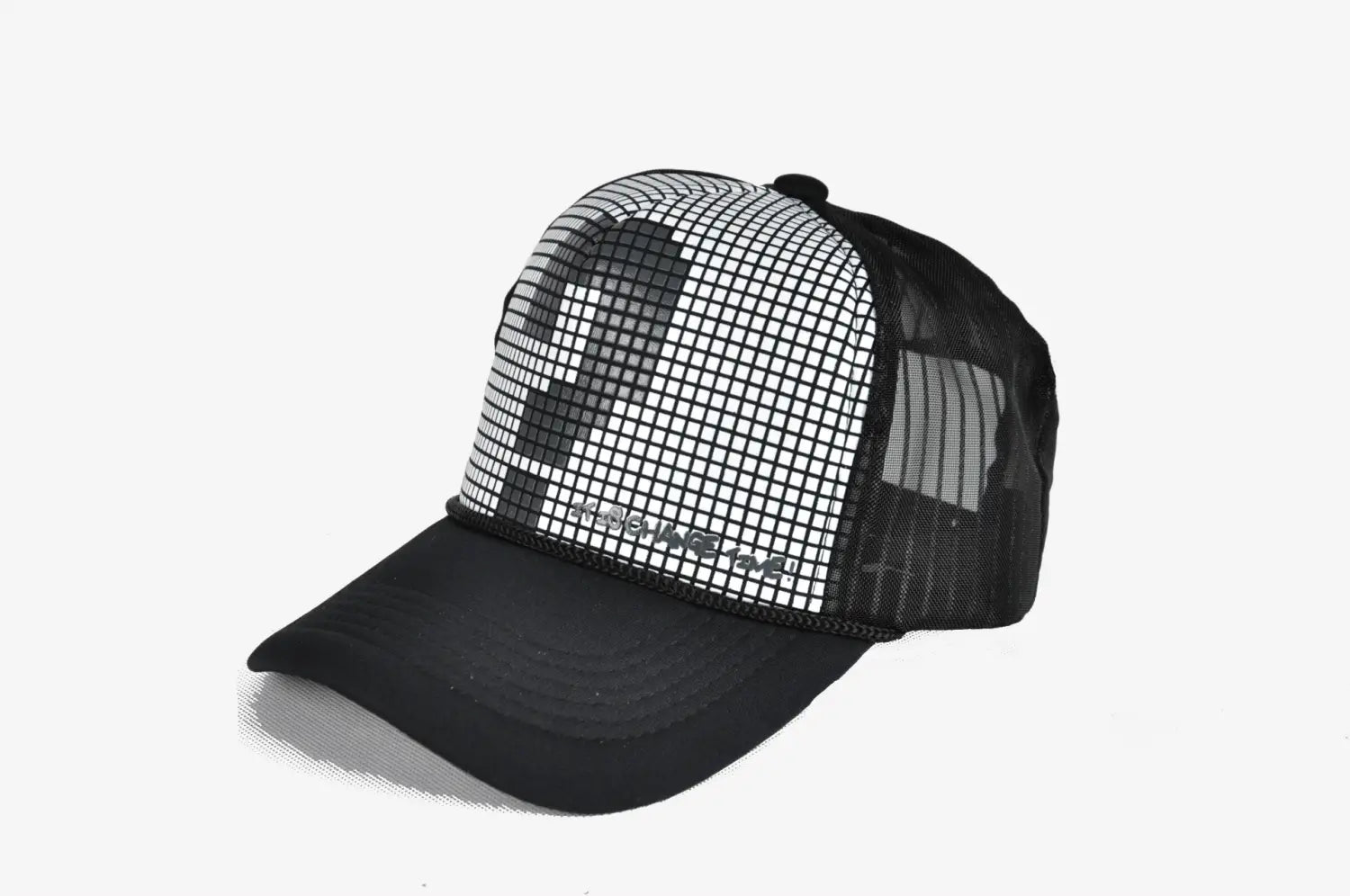 Casquette de camionneur noire avec un panneau avant en filet blanc comportant un motif en points pixelisés représentant un point d’interrogation.