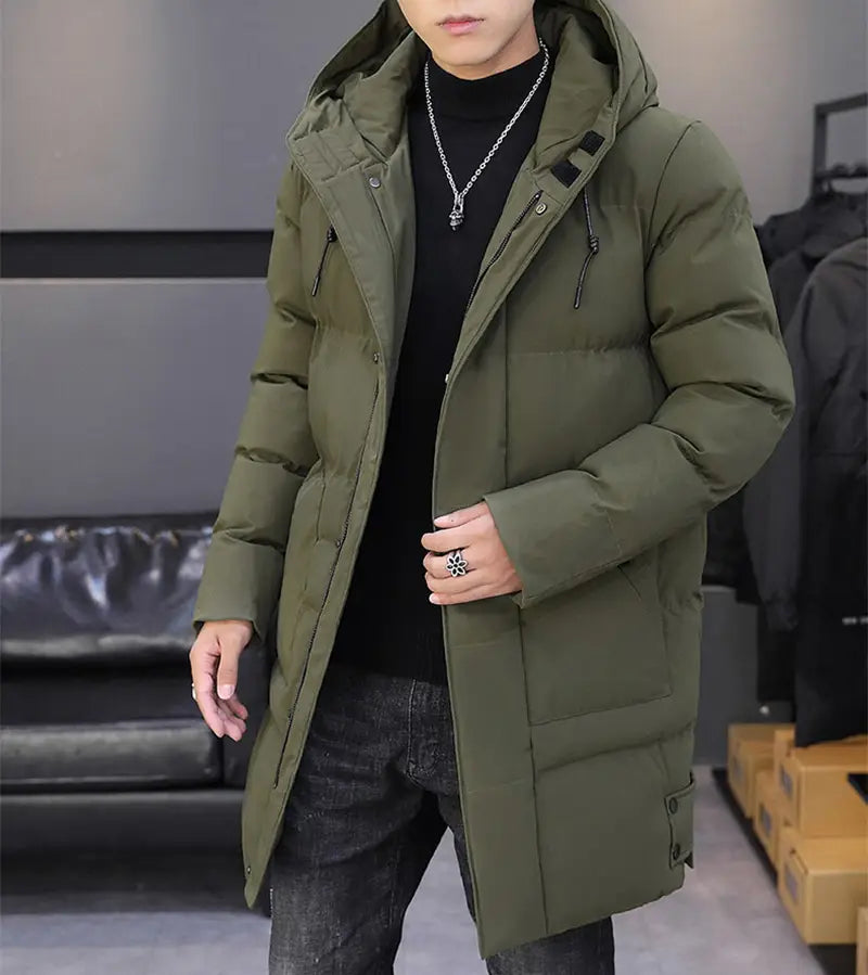 Parka matelassée homme vert olive, coupe-vent, en duvet, avec capuche et fermeture à glissière frontale, conçue pour une protection contre le froid.