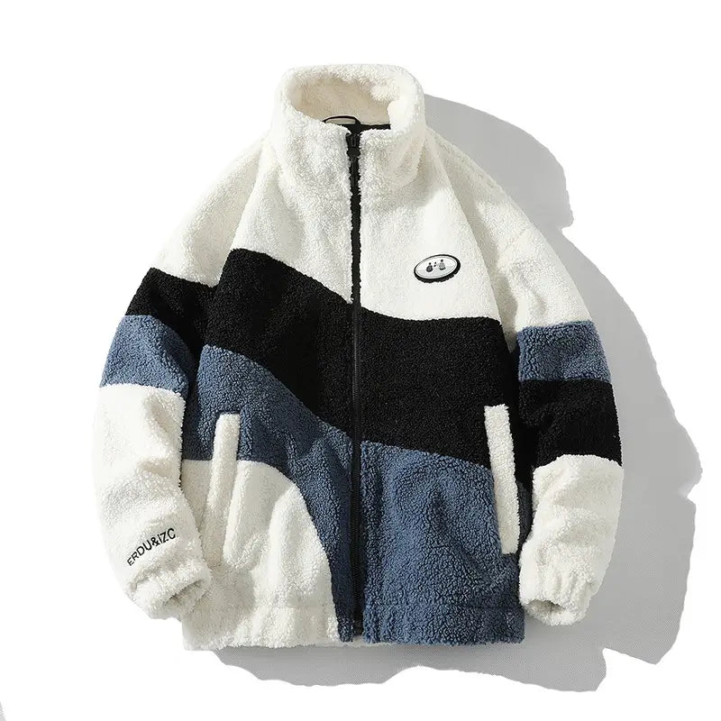 Una chaqueta de forro polar de franjas para hombre, acogedora, con ropa de abrigo de invierno acolchada, presenta un llamativo patrón geométrico en franjas blanco, negro y azul marino.