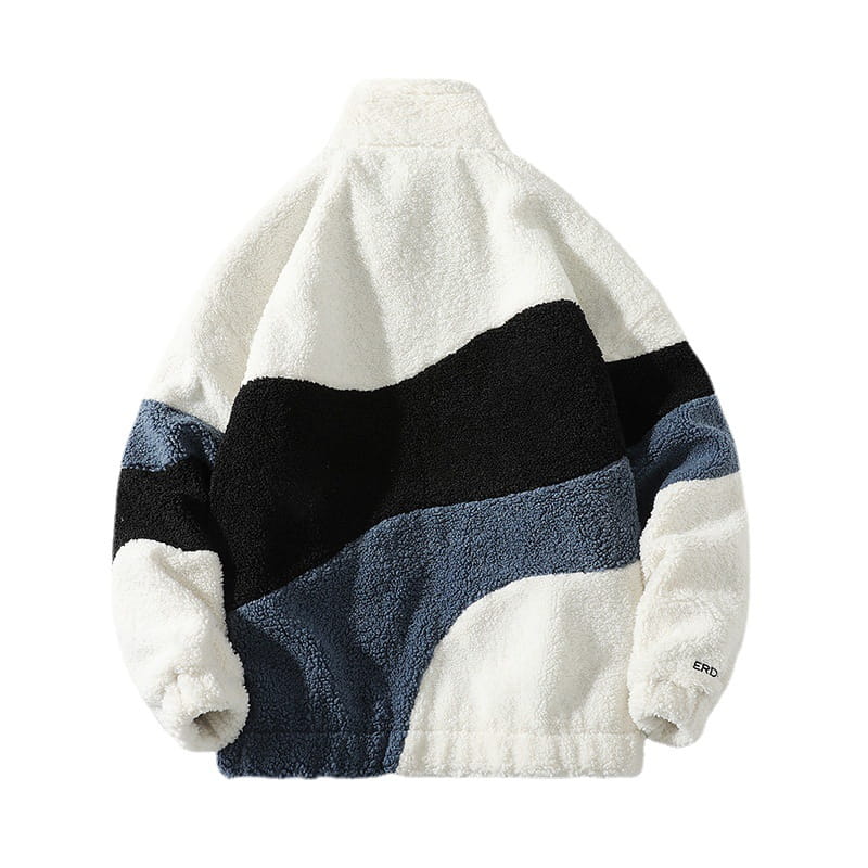 Una chaqueta de forro polar de franjas para hombre, confeccionada con material acolchado, con un llamativo patrón geométrico en franjas blanco, negro y azul marino para ropa de abrigo de invierno.