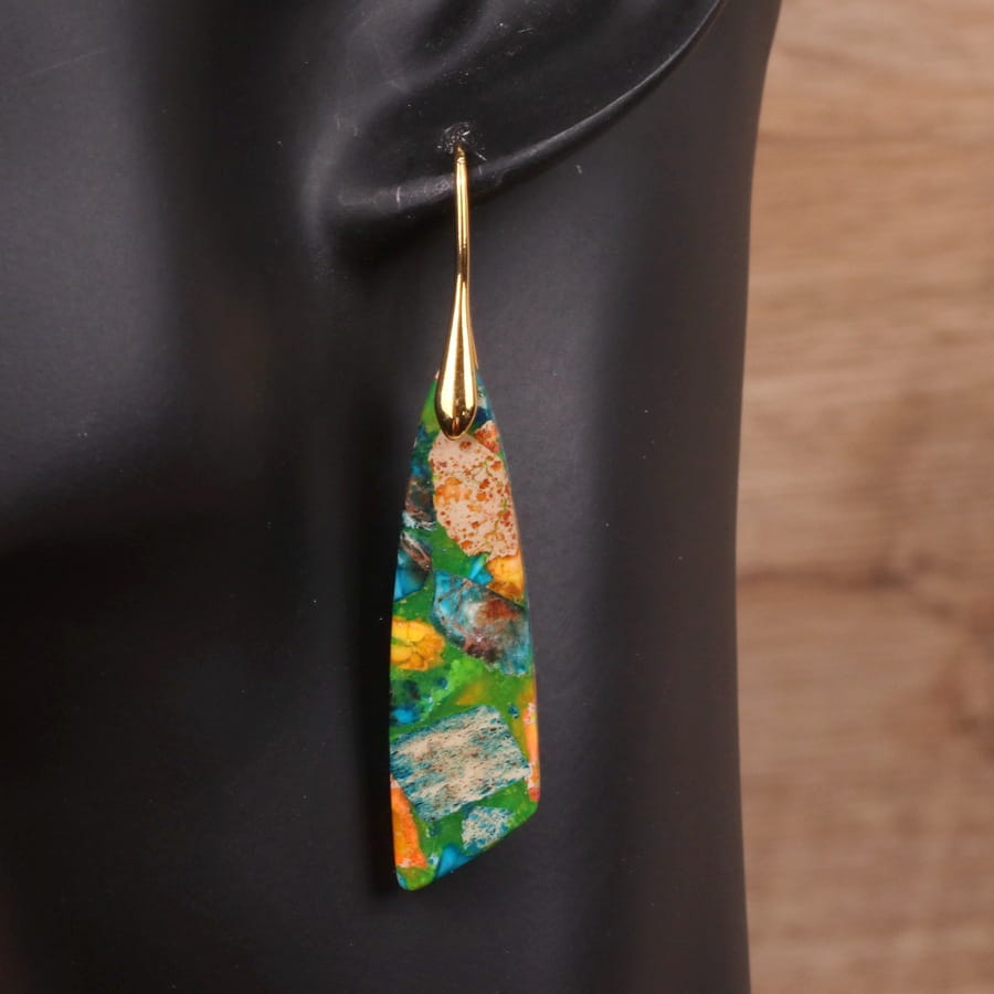 Mosaik-geometrische Steinblumen-Tropfen-Ohrringe mit leuchtenden Tropfenformen; mit einem Mosaik aus Grün-, Blau-, Orange- und Gelbtönen, an goldfarbenen Haken aufgehängt.