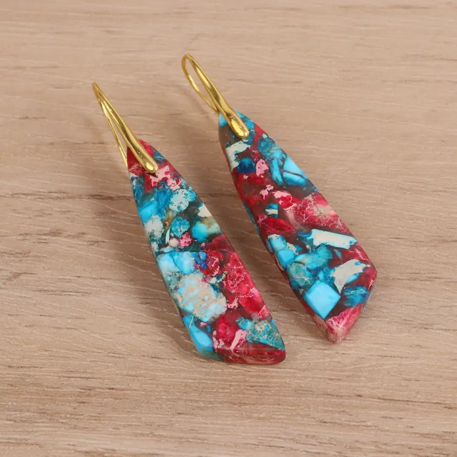 Leuchtende türkisfarbene und rote Mosaik-Steinblumen-Tropfen-Ohrringe mit goldfarbenen Haken; mit einem geometrischen Design.