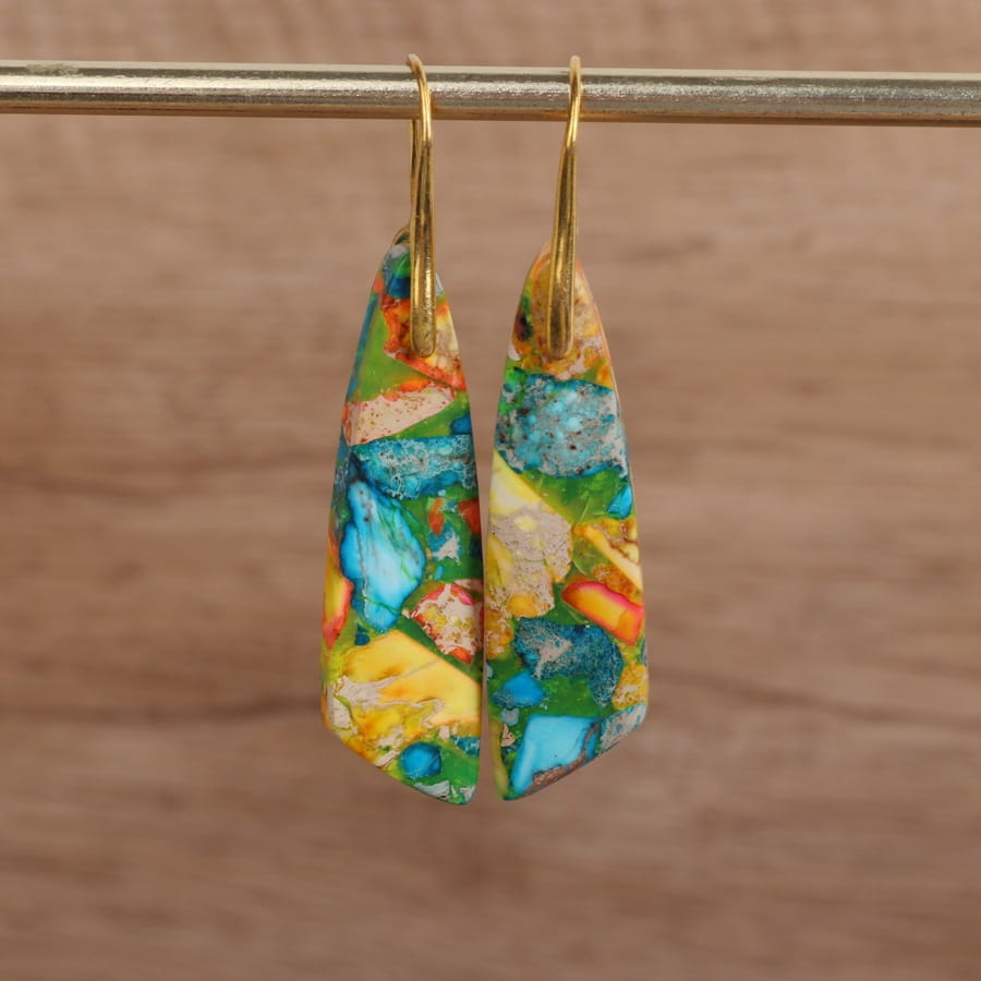 Leuchtende, tropfenförmige Mosaik-geometrische Steinblumen-Tropfen-Ohrringe mit türkis-, grün-, gelben und orangefarbenen Farbtönen; in goldfarbenen Haken gefasst.