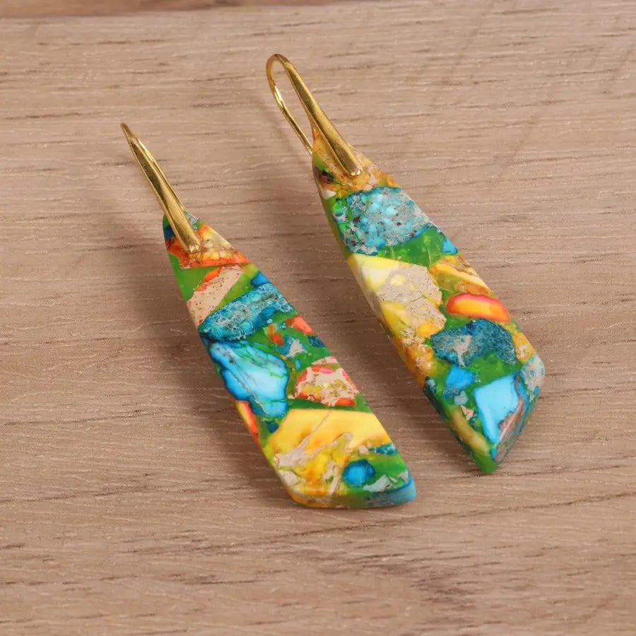 Mosaik-geometrische Steinblumen-Tropfen-Ohrringe mit leuchtenden mehrfarbigen, dreieckigen Formen; mit einem mosaikartigen Harzdesign und goldfarbenen Haken.