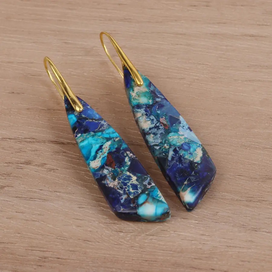 Tropfenförmige Mosaik-geometrische Steinblumen-Tropfen-Ohrringe mit leuchtend blauen und türkisfarben marmorierten Steinen, gefasst in goldfarbenen Haken.