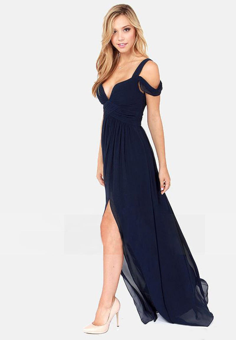 Un vestido maxi plisado floral de gasa azul marino con correas descubiertas en los hombros y una abertura alta.