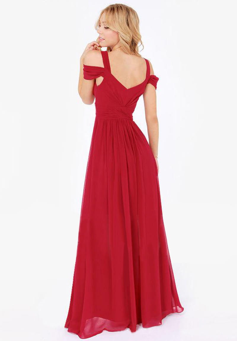 Un vestido maxi plisado floral de gasa roja y vaporosa con correas descubiertas en los hombros y escote en V.