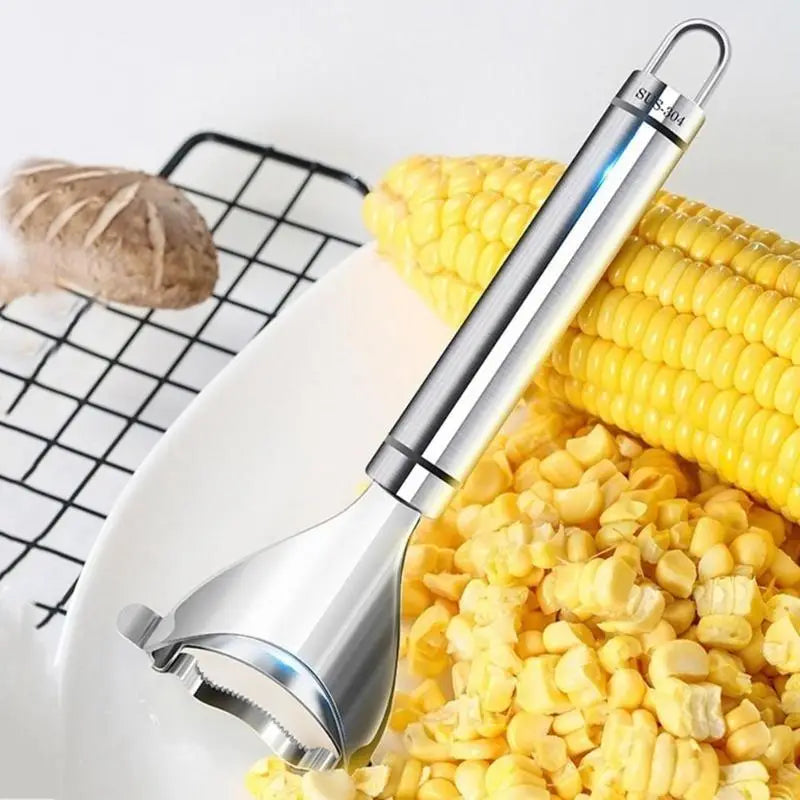 Outil de décorticage et de râlage du maïs en acier inoxydable brillant, avec une poignée ergonomique élégante et un tranchant dentelé pour un décorticage efficace du maïs.