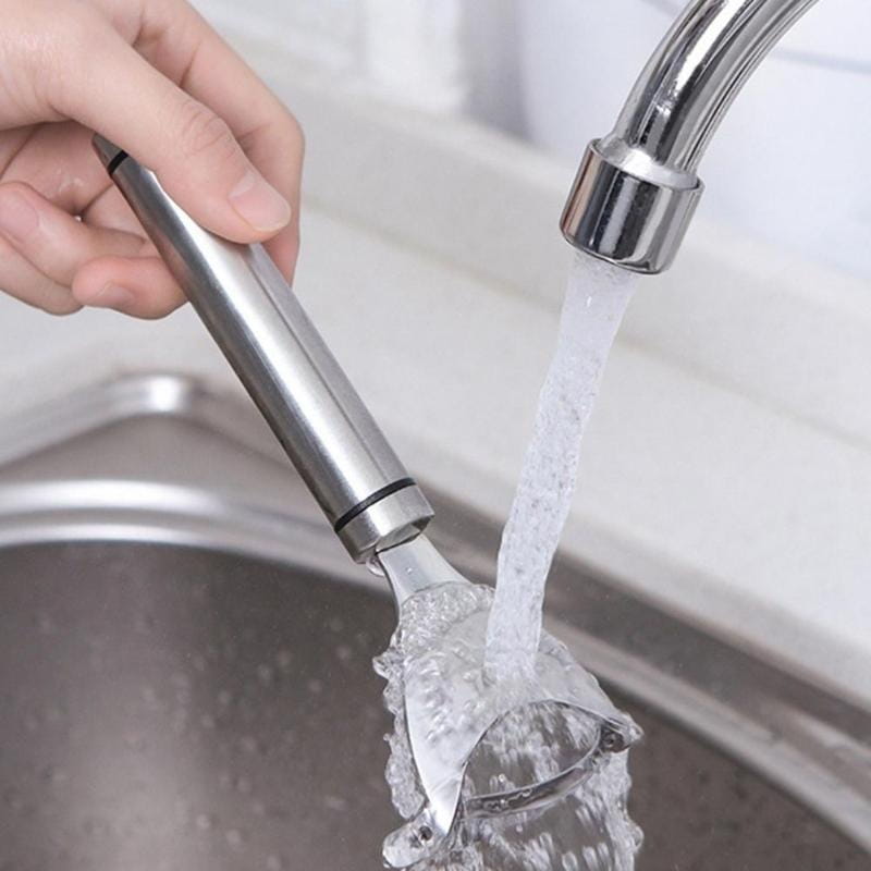 Un outil de décorticage et de râlage du maïs en acier inoxydable élégant, avec une finition métallique polie et une poignée ergonomique.