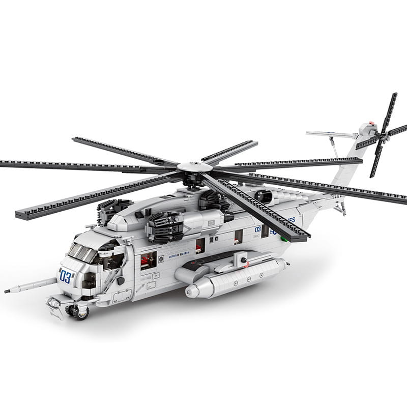 Modèle-jouet en blocs de construction de type Lego représentant un hélicoptère de transport Ch-53 en blanc et noir, avec des pales de rotor et une cabine soigneusement détaillées.