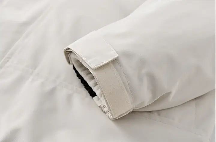 Manga acolchada blanca de la chaqueta de caparazón impermeable 3 en 1 para parejas, que presenta un diseño limpio y minimalista con detalles de costura sutiles