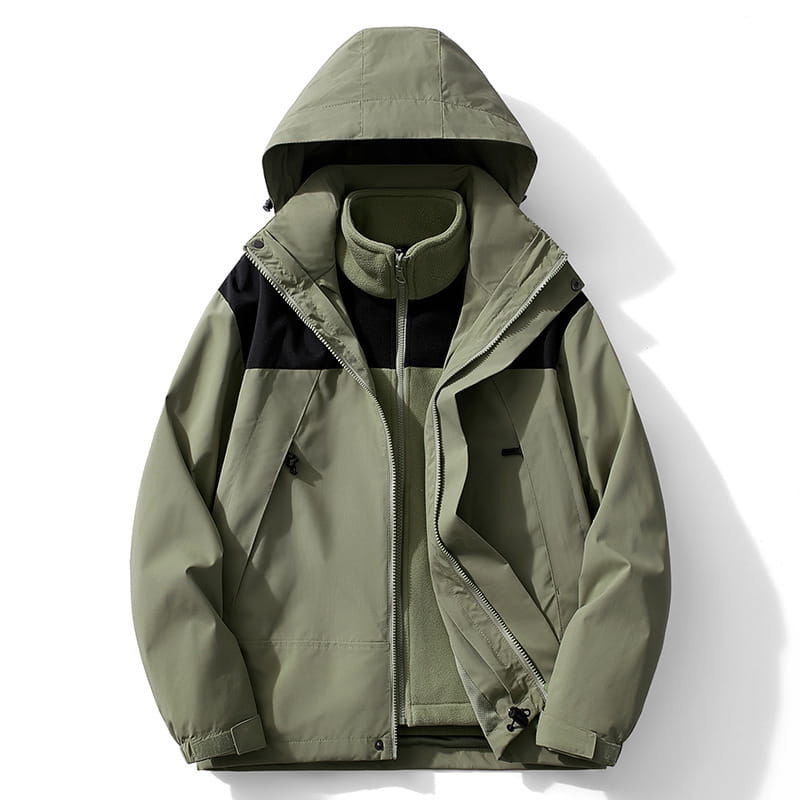 Chaqueta de caparazón impermeable 3 en 1 para parejas color verde oliva con detalles en paneles negros y cuello forrado con forro polar, con diseño con capucha.