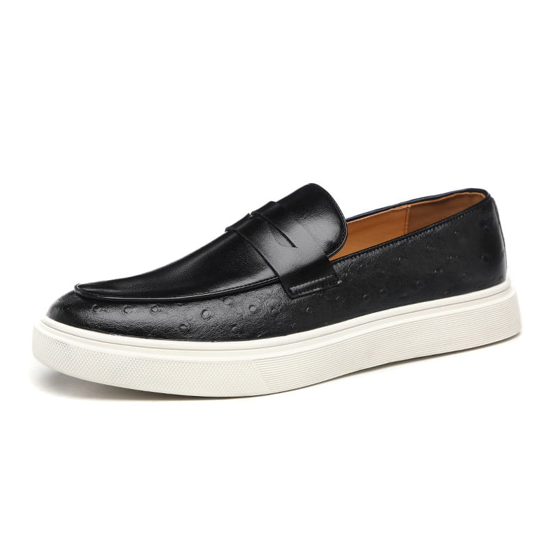 Mocasines de cuero negro estilo británico para hombres con acabado texturizado y suela de goma blanca.