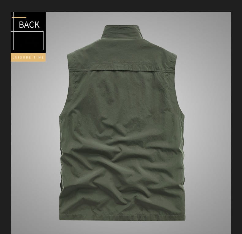 Chaleco utilitario verde oliva para hombre sin mangas con cuello alto y detalles de costura sutiles, con varios bolsillos y una capucha para un uso versátil al aire libre