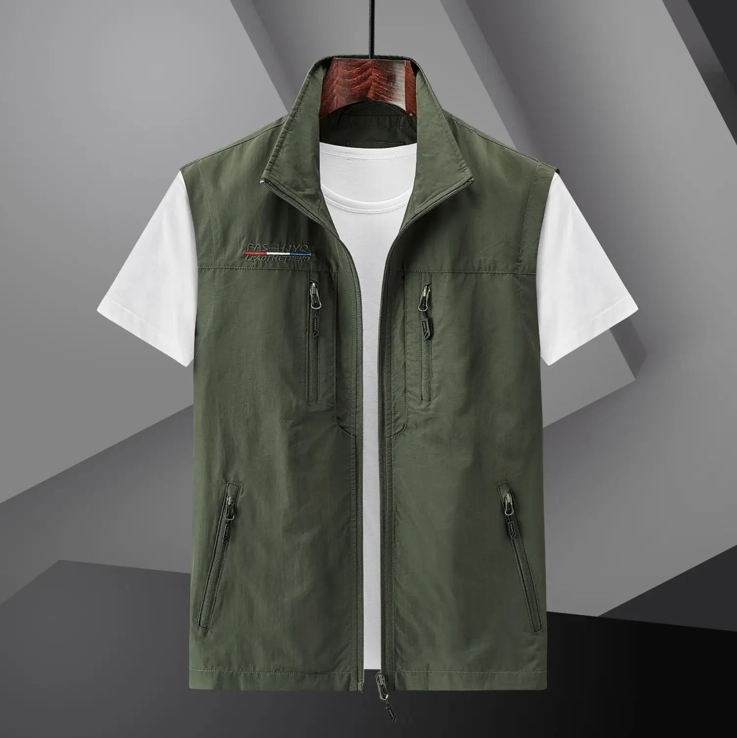 Chaleco utilitario verde oliva para hombre sin mangas con cremallera frontal y varios bolsillos, incluido bolsillo para el pecho con logotipo bordado, diseñado para un uso versátil al aire libre.