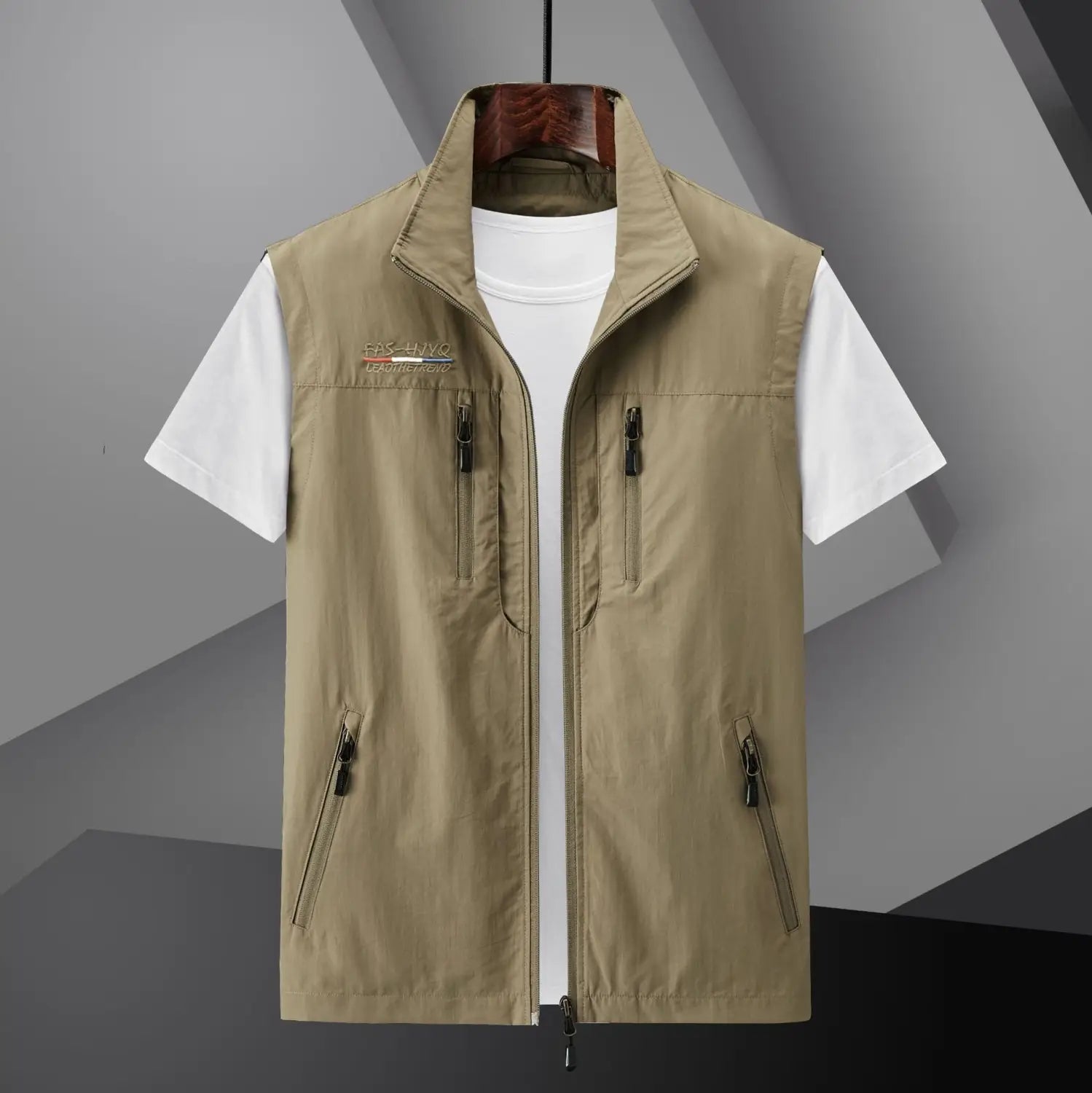 Chaleco utilitario con capucha y múltiples bolsillos color caqui para hombre, confeccionado en nailon ligero, con varios bolsillos con cremallera y un logotipo bordado sutil en el lado izquierdo del pecho.