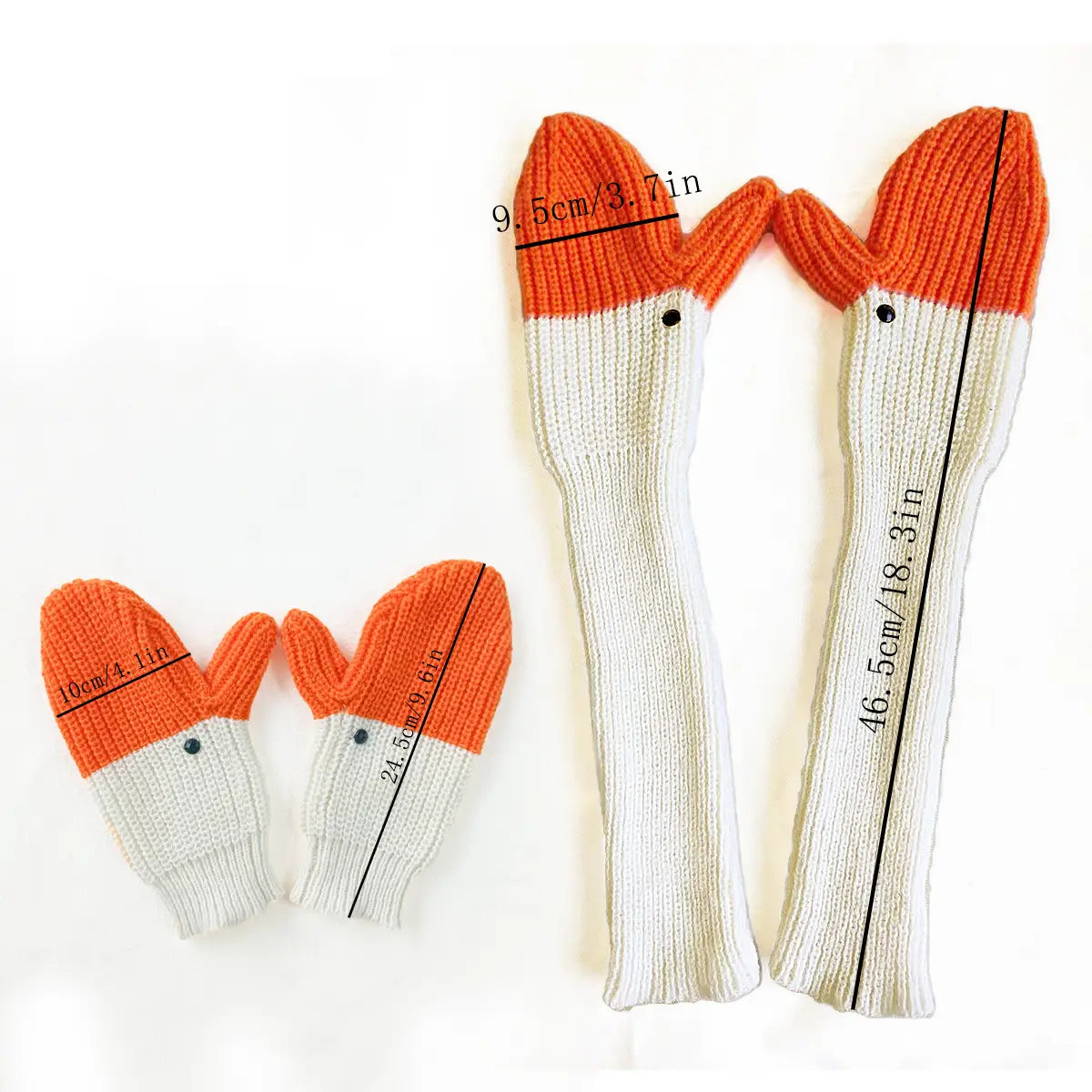 Gestrickte Enten-Handpuppen-Winterhandschuhe in Orange und Creme mit bestickten schwarzen Augen und weichem Strickmaterial.