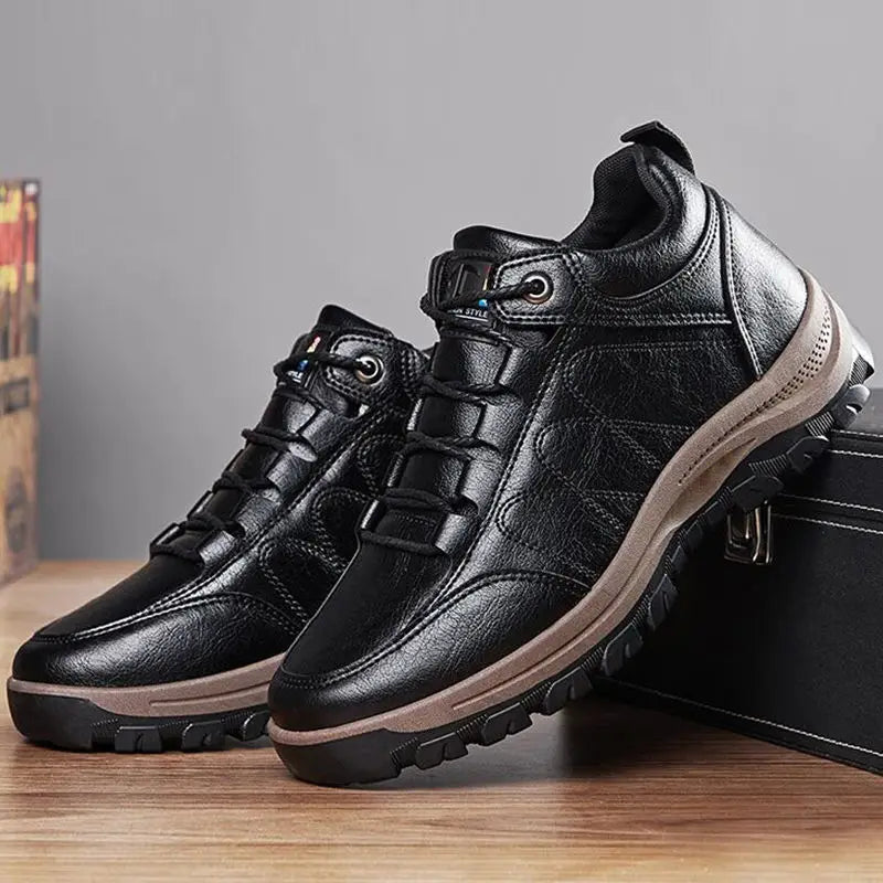 Herren-Leder-Wanderstiefel in Schwarz mit robusten Profilsohlen und verstärkten Nähten, ausgelegt für den Outdoor-Einsatz.