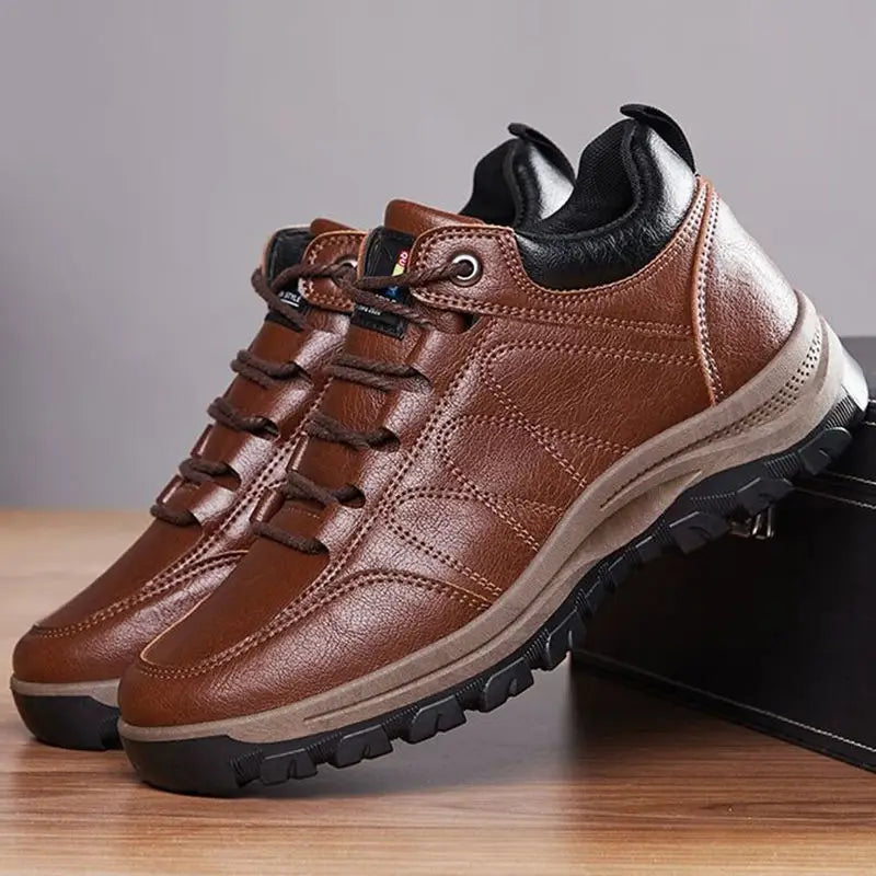 Braune Herren-Leder-Wanderstiefel mit schwarzen Gummisohlen und Schnürsenkeln, ausgelegt für den robusten Outdoor-Einsatz