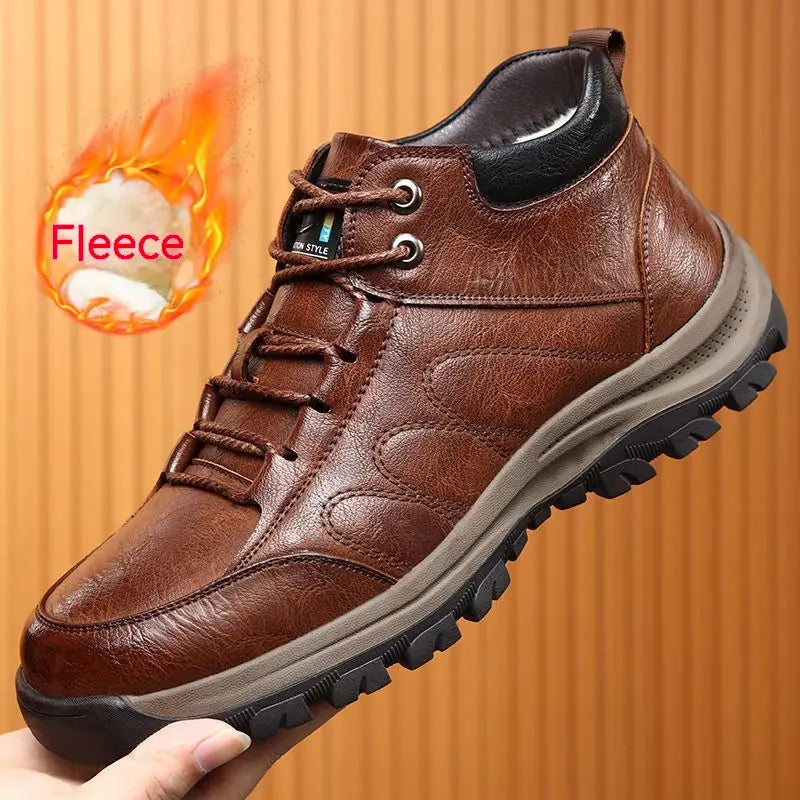 Herren-Leder-Wanderstiefel in Braun mit schwarzen Akzenten und einer robusten Gummisohle, ausgelegt für den Outdoor-Einsatz.