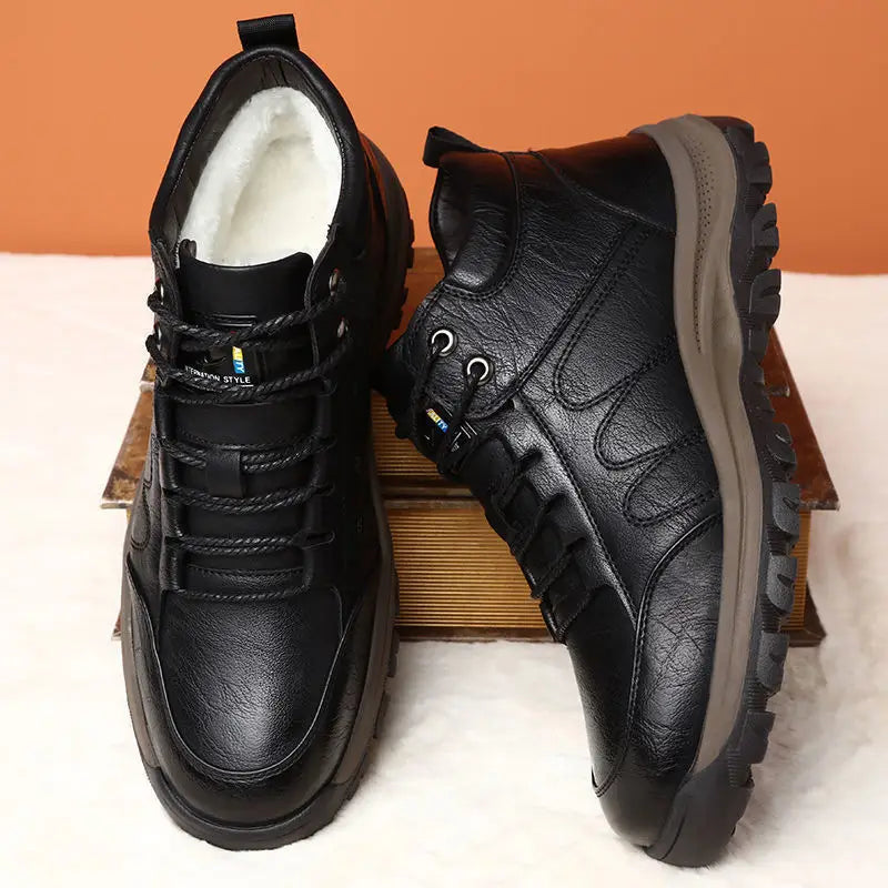 Schwarze Leder-Wanderstiefel für Herren mit weißem Fleecefutter und kräftigen, strukturierten Sohlen, ausgelegt für den robusten Outdoor-Einsatz.