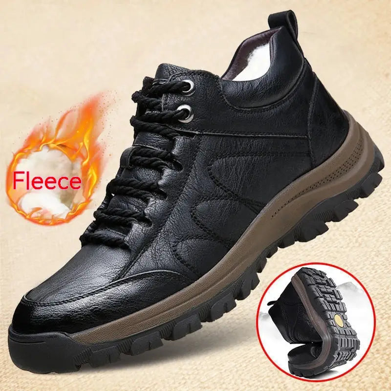 Herren-Leder-Wanderstiefel für robuste Outdoor-Schuhe mit schwarzem Obermaterial aus Leder, schwarzen Schnürsenkeln und brauner Gummisohle.
