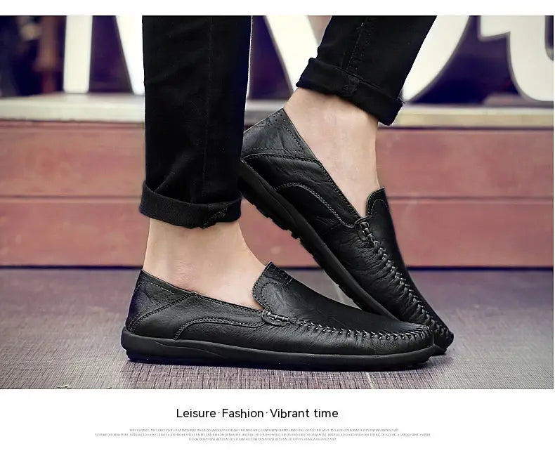 Mocassins sans lacets en cuir noir pour homme, avec des détails de couture conçus pour une tenue professionnelle décontractée.
