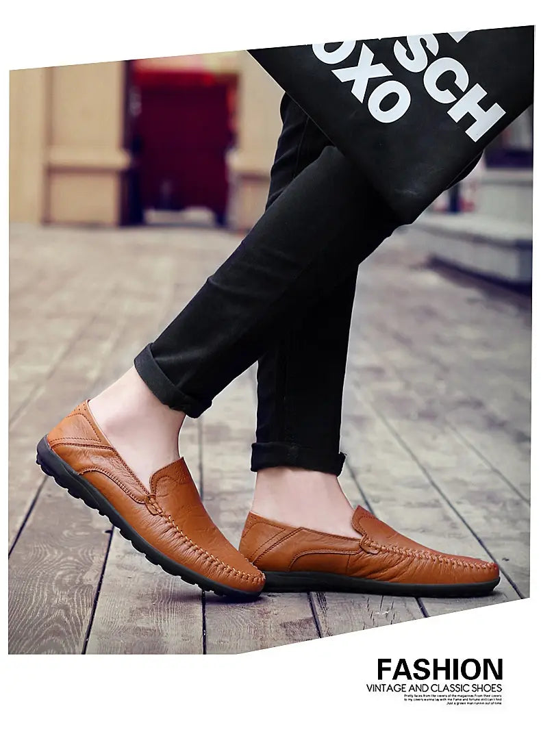 Mocassins sans lacets en cuir brun pour homme : design classique avec des semelles en caoutchouc noir, adaptés à un usage professionnel décontracté.