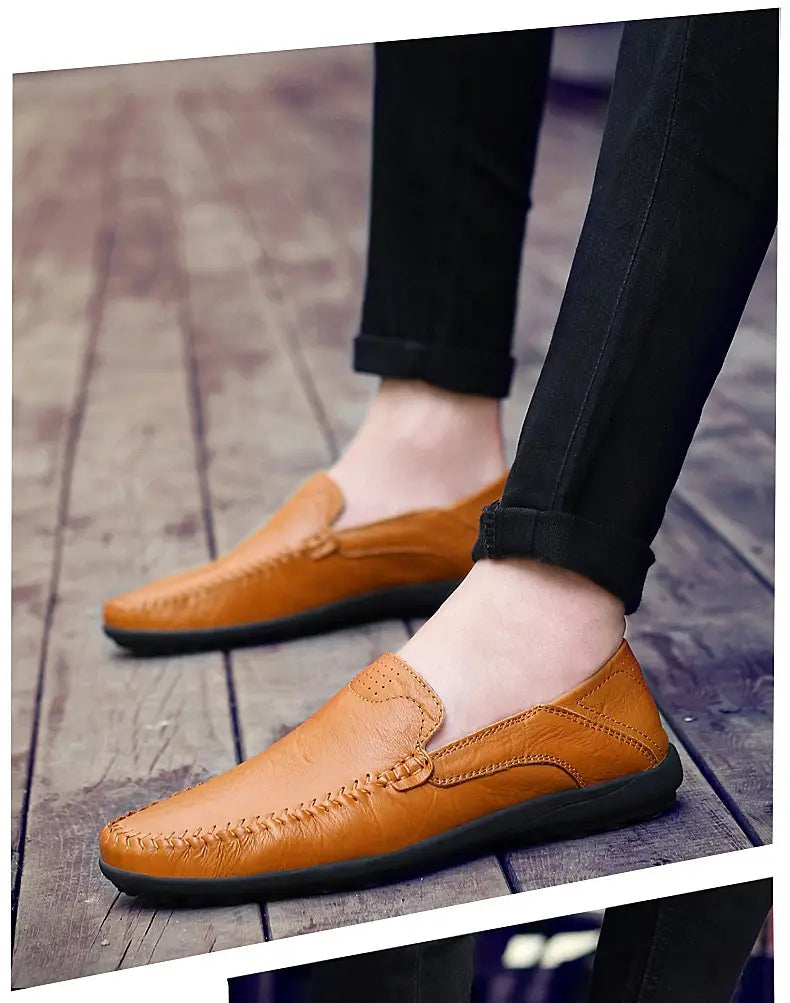 Mocassins sans lacets en cuir pour homme, couleur camel, avec semelles en caoutchouc noir et couture décorative, adaptés à un usage professionnel décontracté.