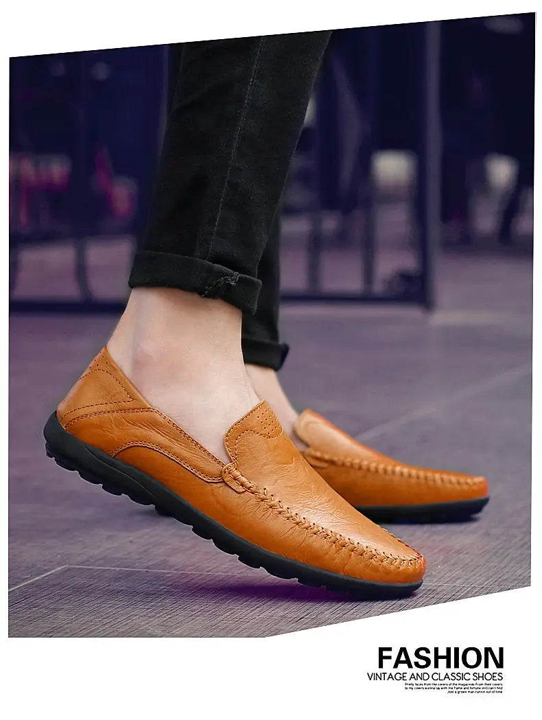 Mocassins sans lacets en cuir pour homme, couleur camel, avec semelles en caoutchouc noir et couture décorative, adaptés à un usage professionnel décontracté.
