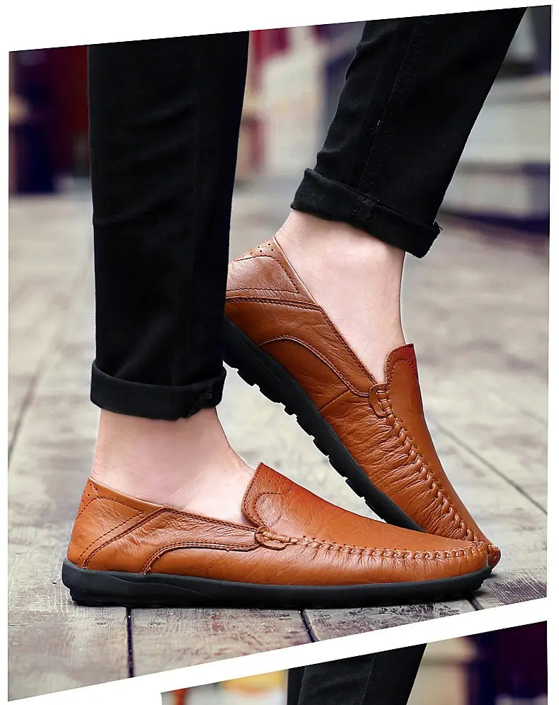 Mocassins sans lacets en cuir marron pour homme, avec semelles en caoutchouc noir et couture décorative, conçus pour des chaussures professionnelles décontractées.