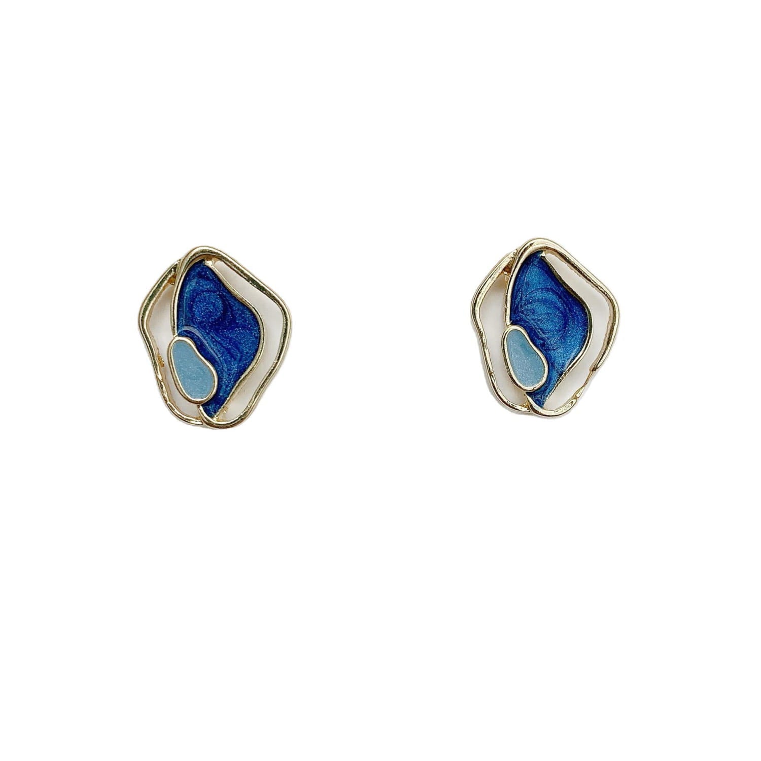 Une paire de boucles d’oreilles clous élégantes en émail bleu, en argent géométrique, avec des montures métalliques de ton doré, présentant un design abstrait en couches.