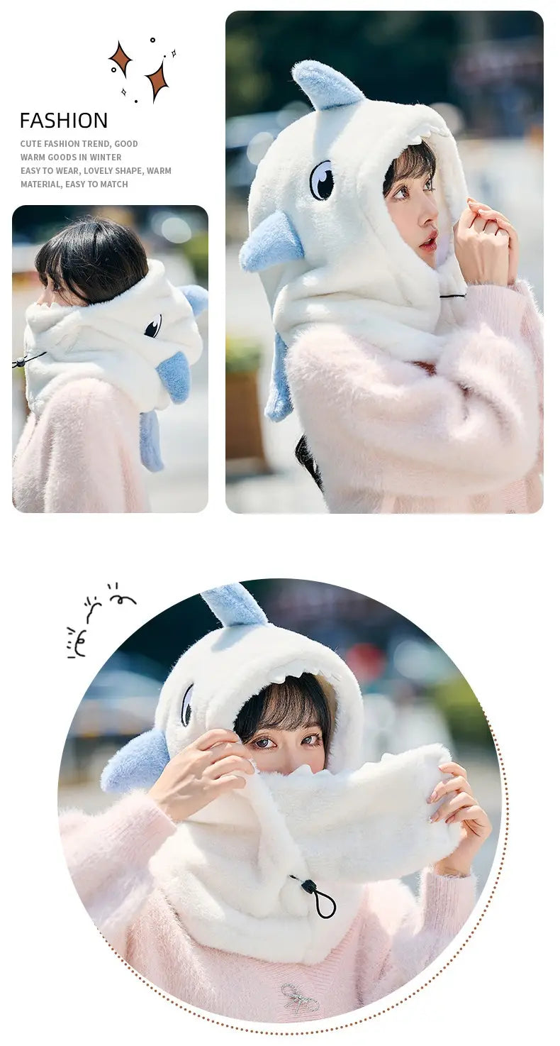 Écharpe moelleuse blanche en forme de dauphin, à capuche et avec des accents bleus, présentant un design mignon de style dessin animé, faisant partie du bonnet d’hiver en peluche de requin, servant de protection pour les oreilles avec protection en forme d’oreilles d’animal.