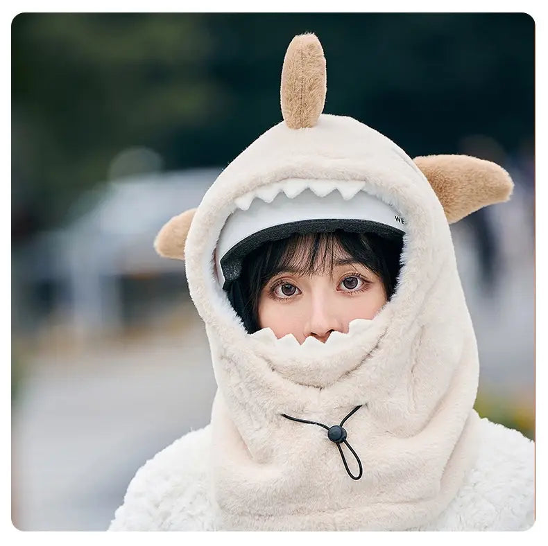 Bonnet d’hiver en peluche de requin de couleur crème, à texture de fourrure douce et à accents de cornes beige, pour la protection des oreilles et la chaleur.