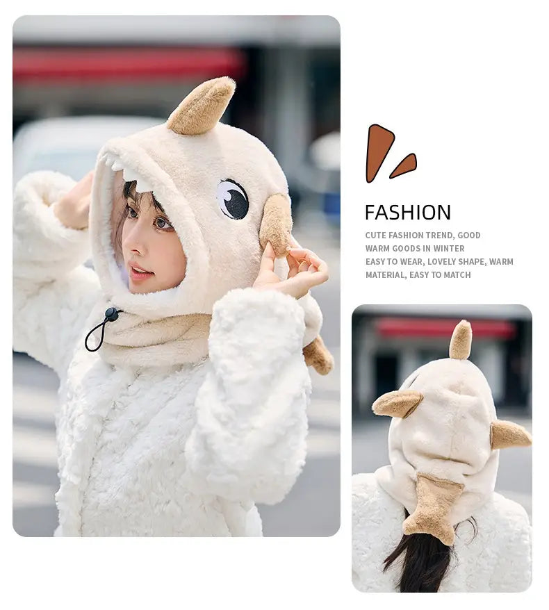 Bonnet d’hiver en peluche crème, à thème dinosaure et requin, fabriqué dans un tissu souple, avec des cornes beige et un détail d’œil noir, pour la protection des oreilles.