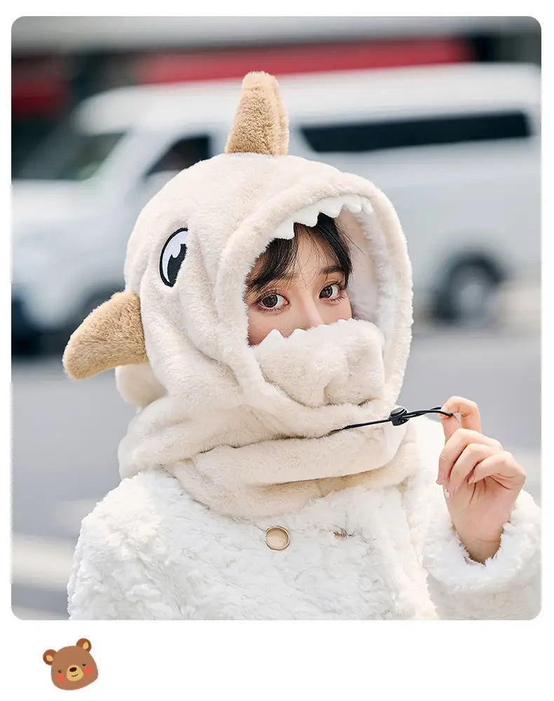 Bonnet d’hiver en peluche de requin de couleur crème, à texture de fourrure douce, avec des détails d’yeux brodés, conçu pour la protection des oreilles et la chaleur.