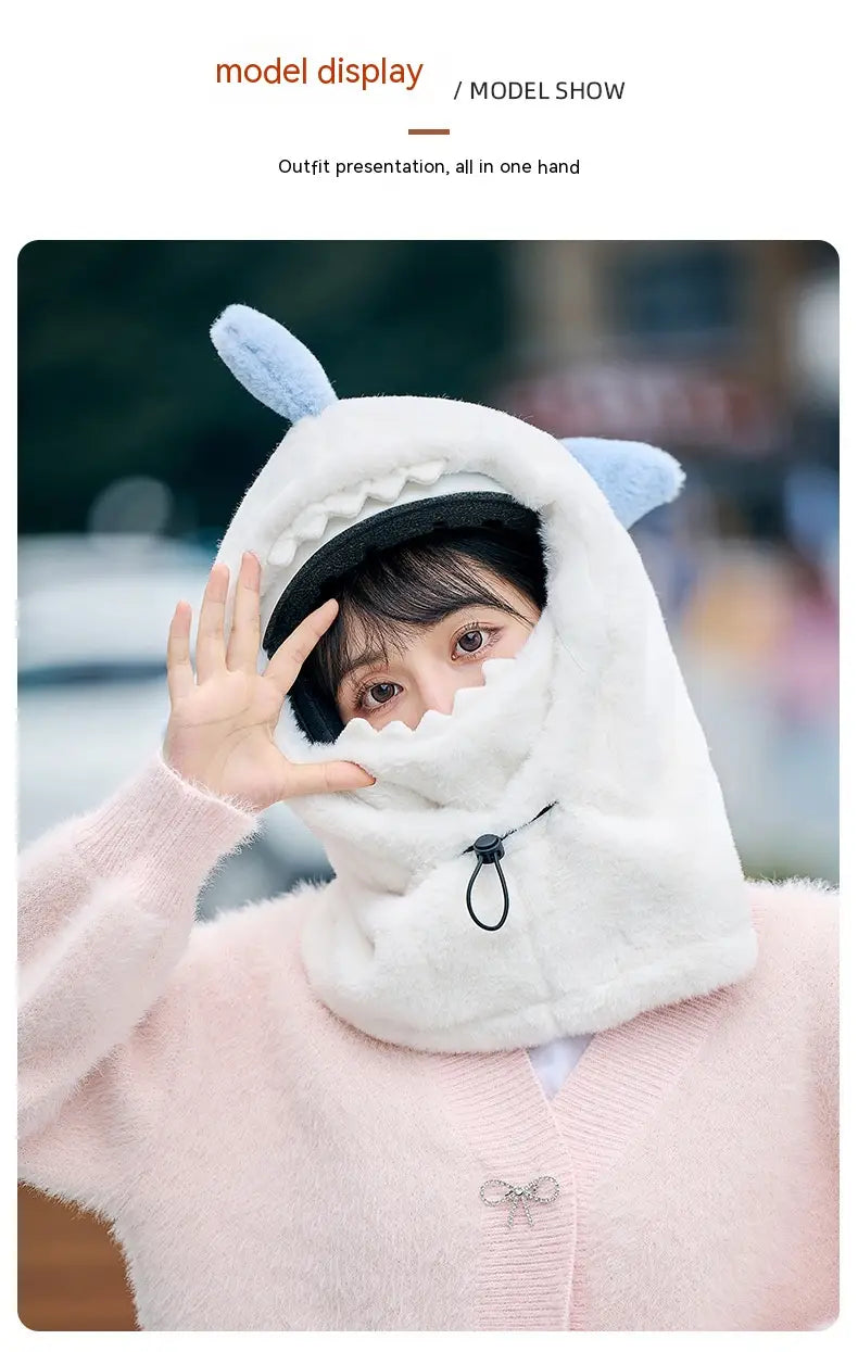 Bonnet d’hiver en peluche de requin blanc, avec des oreilles bleu clair et une fermeture à cordon de serrage noir, conçu pour la protection des oreilles et la chaleur.