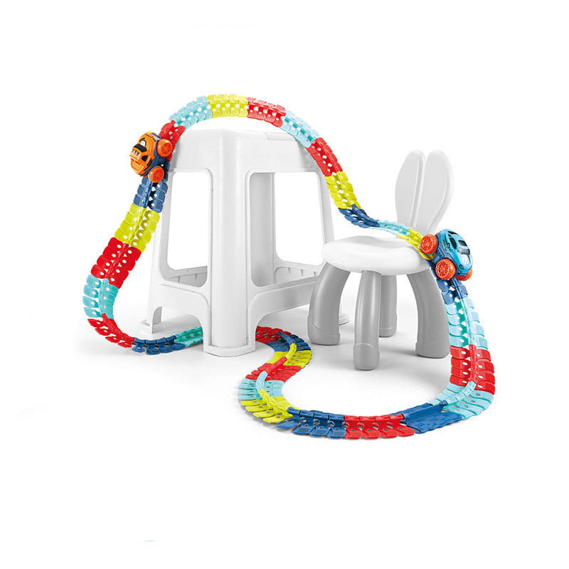 Ensemble de circuit de course électrique flexible en plastique coloré avec voitures-jouets et mobilier en plastique blanc pour jouer à l’intérieur.
