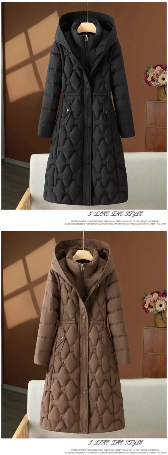 Schwarzer Damen-Wintermantel mit mittlerer Länge aus wattierter Steppung mit Diamantmuster, Kapuze und vorderseitigem Reißverschlussverschluss.