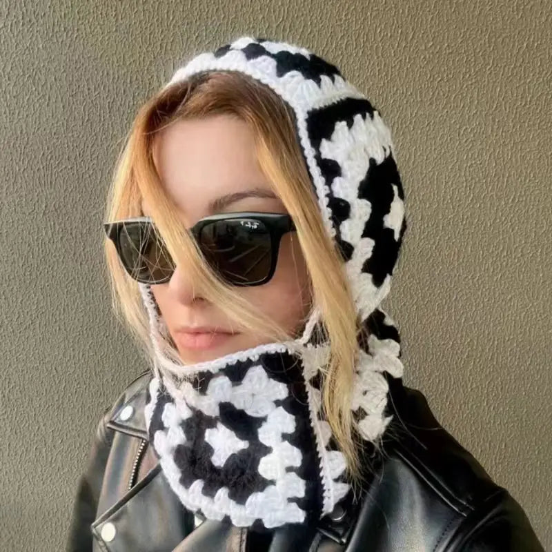 Écharpe en laine au crochet bicolore noir et blanc, avec capuche, motif patchwork à carrés alternés issu de l’ensemble d’écharpe en laine à capuche avec bonnet en patchwork.
