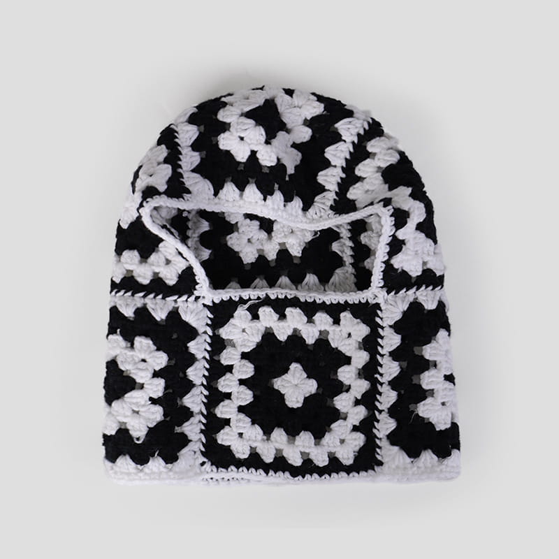Bonnet en laine au crochet bicolore noir et blanc, avec capuche, motif de grands carrés granny en patchwork, faisant partie d’un ensemble d’écharpe à capuche avec bonnet
