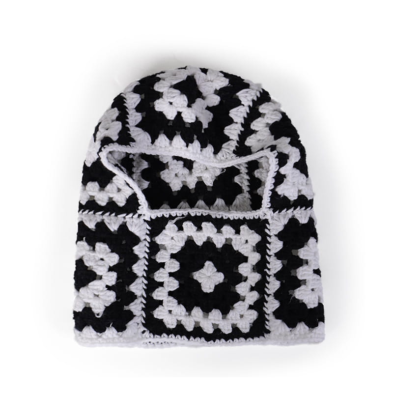 Bonnet en laine au crochet bicolore noir et blanc, avec capuche, motif patchwork carré issu de l’ensemble d’écharpe en laine à capuche avec bonnet en patchwork.